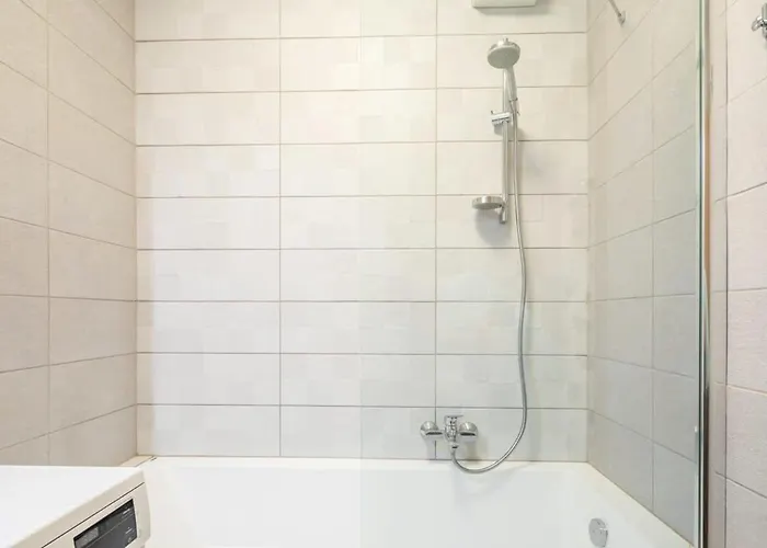 New Modern Flat With Balcony